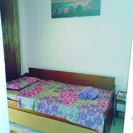 Cozy Close To City Center