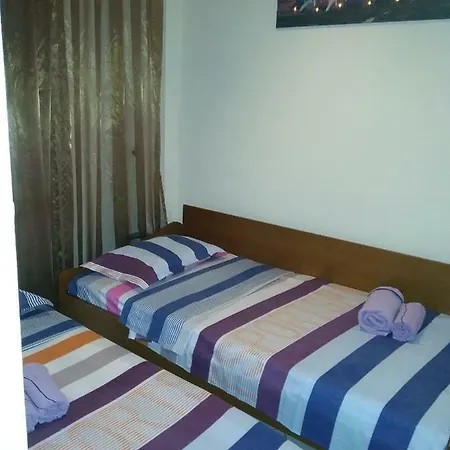 Cozy Close To City Center Apartment *